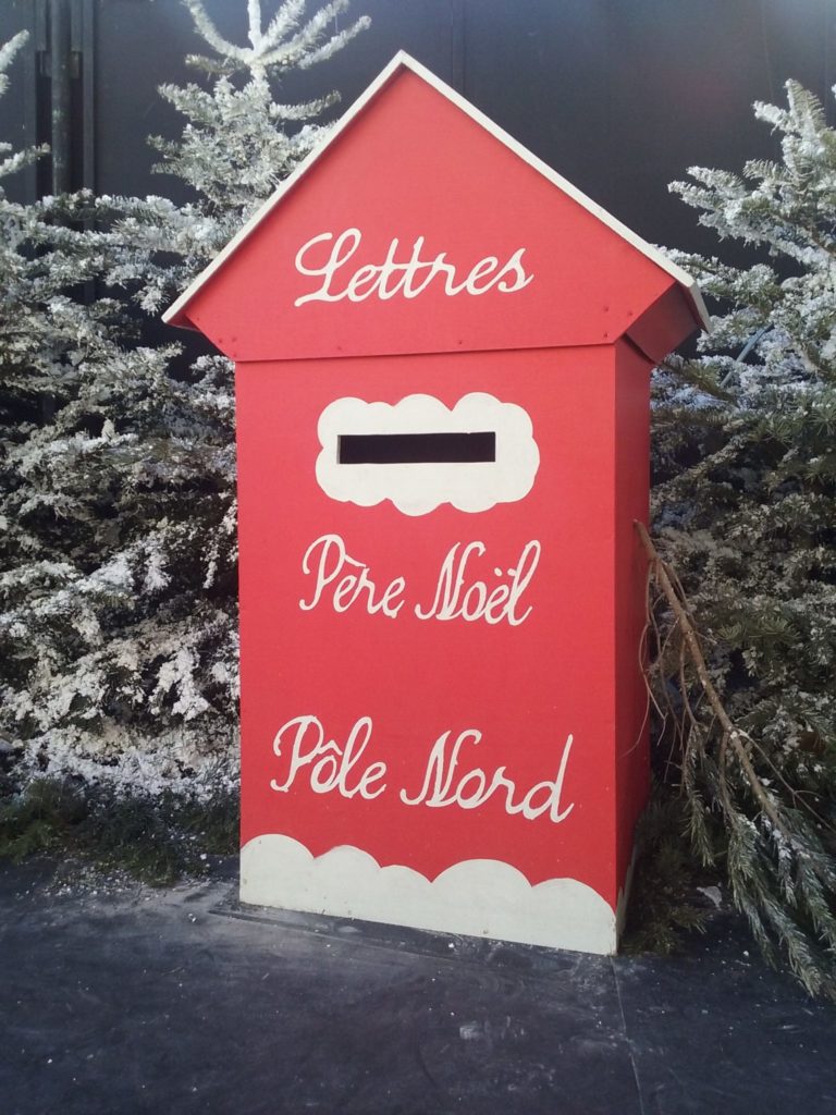 Pour écrire au Père Noël, il suffit de glisser votre lettre dans cette boîte aux lettres située place Masséna à Nice.