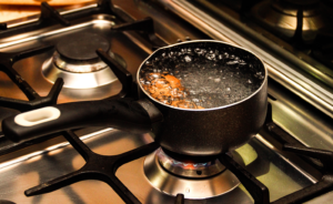 Pour éviter les accidents domestiques, il faut utiliser des astuces comme ne pas laisser dépasser la poignée de la casserole.